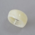 Detalle macro del anillo ancho de acrílico crema con elegante textura de mármol blanco - Patrón de Mármol Crema Beige (Estilo 4)