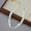 Elegante girocollo di perle bianche con catena regolabile dorata da donna di classe - choker / 33+9cm