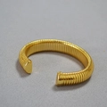 Modisches vergoldetes Tubogas Armband aus Messing mit gerippter Textur und Dehnung - Gold