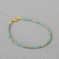 Minimalistisches Miyuki-Perlenarmband in Türkis und Gold mit Karabinerverschluss - Blaugrün