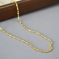 Elegante collar minimalista de latón chapado en oro con pequeñas cuentas ovales y eslabones - Dorado