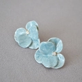 Dettaglio degli orecchini a lobo orchidea in smalto azzurro con zircone bianco - Blu