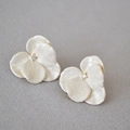 Eleganti orecchini a lobo a forma di orchidea in smalto bianco con zircone centrale - Bianco Sporco