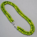 Collana a doppio strato in giada verde con fibbia a infinito argentata su tessuto - Verde oliva