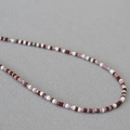 Collana di perle Miyuki fatta a mano con motivo bohémien rosso e bianco e tocchi dorati - Collana
