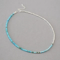 Detalle de collar de cuentas azules y verdes con cadena plateada y cierre de langosta - Verde Fresco & Plata