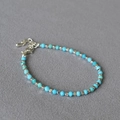 Chique turquoise kralenarmband met gefacetteerde blauwe stenen en zilveren metalen tussenstukken - Turkoois Met Zilveren Kraal