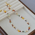 Dettaglio della collana fatta a mano con margherite di perline e perle d'acqua dolce - Collana