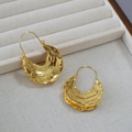 Orecchini a ventaglio placcati in oro con texture lava su vassoio per gioielli bianco - Oro