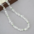 Collana di perline in cristallo bianco irregolare e amazzonite con distanziali dorati - Collana