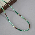 Collana di perle in malachite turchese e granato con distanziatori dorati stile boho - Collana