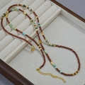 Dettaglio della collana vintage con perle di goldstone turchese e distanziali d'oro - Collana