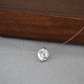 Minimalistische Kette mit schwebendem Zirkonia-Anhänger an unsichtbarem Nylonband für Damen - 8mm Zirkonia