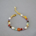 Dettaglio della collana fatta a mano con perle d'acqua dolce e ciondolo a margherita - Bracciale