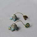 Vintage Blumen-Ohrringe mit blauem Emaille und Gold-Finish im Bohème-Stil - Vintage-Blumenquastenstil (Abnehmbar)
