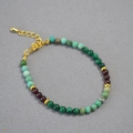 Dettaglio della collana di perline con pietre di turchese malachite e granato - Bracciale