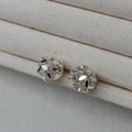 Pendientes de tuerca con esfera hueca de plata y diseño geométrico sobre tela de punto - Plateado