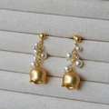 Pendientes de lirio de los valles retro francés con perlas y acabado dorado mate - Pendientes de Perla Lirio / Dorado