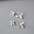 Detalle de pendientes de flores plateadas con acabado mate y diseño floral de pétalos - Plata