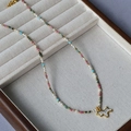 Collar de perlas coloridas con colgante de perro dorado y cierre de cadena ajustable - Colorido
