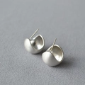 Orecchini a lobo minimalisti a mezza sfera in argento opaco con finitura spazzolata 925 - Argento