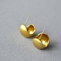 Orecchini a perno minimalisti a semisfera in oro spazzolato con finitura opaca - Oro