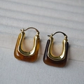 Detalle de pendientes en U de ámbar y carey con un marco de metal dorado fino - En Forma de U Marrón Ámbar