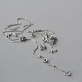 Dettaglio macro della collana a catena serpente argento con ciondoli a fiori in zircone - Argento