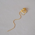 Κομψό χρυσό σκουλαρίκι ear cuff με πέρλες και μακριά αλυσίδα σε μοντέρνο στυλ - Χρυσό
