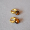 Boucles d'oreilles rétro en laiton doré avec perles d'oeil de tigre sous un angle de 45° - Or - Style Boucle d'Oreille Perle Ronde