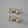 Detailed view of silver gradient multi-bead earrings with four polished spheres - Silver Gradient Multi-Bead Link Earrings (13)