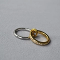 Dettaglio ravvicinato di anelli intrecciati in argento e oro con accenti di diamanti - US 7 / Anelli A Nido (Anello D'Oro Con Zirconia E Fascia D'Argento)