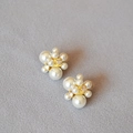 Elegantes pendientes de orquídea francesa con perlas y circón sobre base dorada - Stud aretes