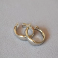 Pendientes de aro ondulados irregulares minimalistas en acabado de plata pulida - Oro Blanco Grande