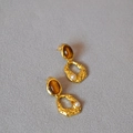 Dettaglio di orecchini dorati con occhio di tigre, texture martellata e perle - Oro - Stile con Perla Artificiale Incastonata