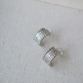 Orecchini a clip a C in argento con pavé di zirconi su sfondo in tessuto testurizzato - Stile a Clip / Oro Bianco
