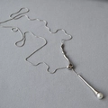Collana lunga con perla a goccia argento, catena snake e pendente in metallo liquido - Oro Bianco