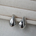 Pendientes minimalistas de gota orgánica plateada con acabado pulido en joyero de tela - Oro Blanco