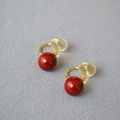 Détail de boucles d'oreilles clips perles rouges avec métal doré et perle résine - 10mm / Bordeaux