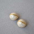 Dettaglio di orecchini a cupola vintage con smalto bianco perla e catena dorata - Bianco Perlato
