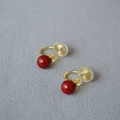 Détail de boucles d'oreilles perles rouges avec clips dorés en U et coussinets - 8mm / Bordeaux