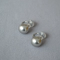 Eleganti orecchini a clip con perle argentate e supporto in resina per lobi non forati - 12mm / Grigio Argento