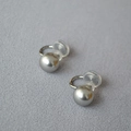 Détail de boucles d'oreilles clips perles argentées avec clips en U et coussinets - 10mm / Gris Argent