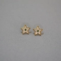 Détails des boucles d'oreilles étoiles dorées avec émail blanc et pierres vertes - Boucles d'Oreilles Clous Étoile Zircone Verte