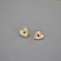 Détail de la boucle d'oreille cœur en laiton avec nacre blanche et gemme rouge centrale - Boucles d'Oreilles Clous Cœur Zircone Rouge