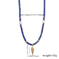 Dettaglio della collana di lapislazzuli con ciondolo a forma di pesce dorato e perle - Stile Ciondolo Pesce Lapis Lazzuli Blu (FR546)