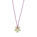 Primer plano del colgante de flor verde con un collar de cuerda trenzada multicolor - Estilo Verde (Style 4)