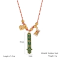 Vista macro della collana intrecciata con pendente Hamsa verde e simbolo malocchio - Stile Intrecciato Rosso E Bianco (5848292698993)