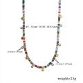 Detail van handgemaakte kleurrijke stenen kralenketting met gouden munten en belletjes - Style 1 (Veelkleurige Kralen Schijf)