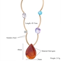 Dettaglio del grande ciondolo in agata rossa con catena a perle in acciaio inox dorato - Collana Dorata con Pendente in Agata Rossa (style-1)